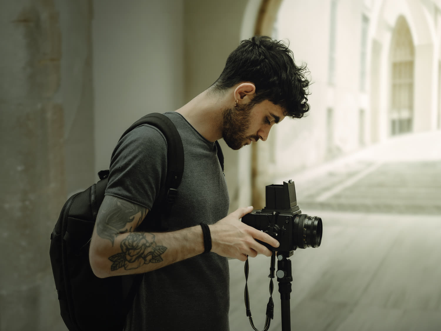 Stefano Serafini mentre utilizza una macchina fotografica medio formato