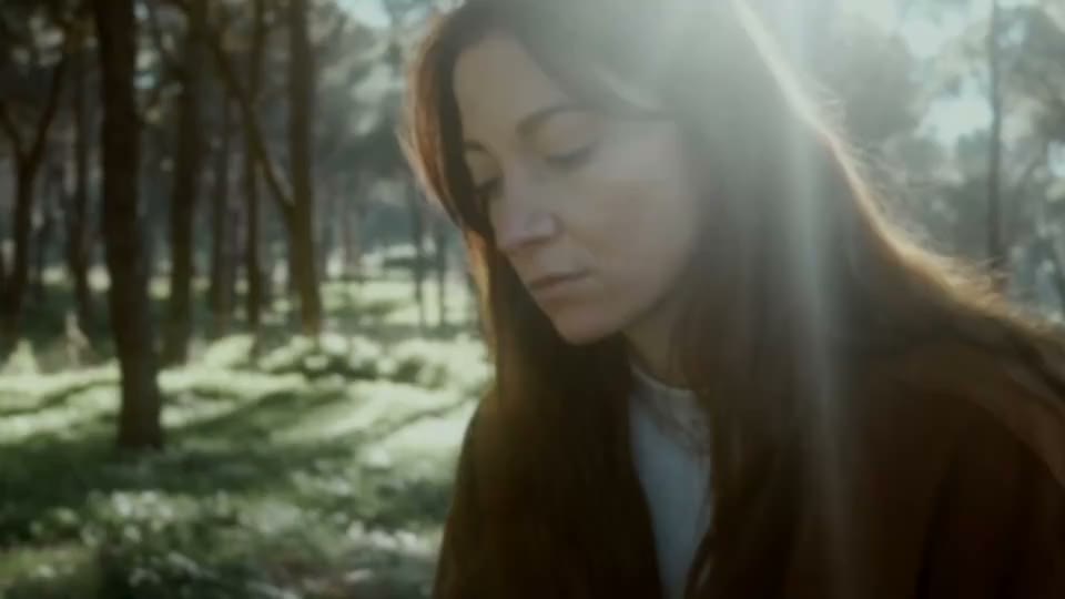 Ritratto di Claudia controluce in un bosco