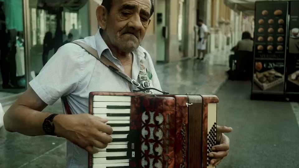 Musicista con fisarmonica per le strade di Palermo